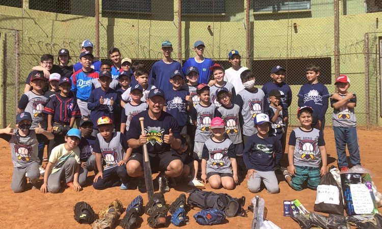 ブラジル訪問時の福田さんと現地の子どもたち