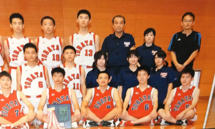 高校時代の中村選手（最前列右から2番目）