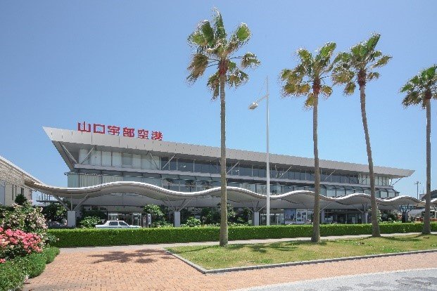山口宇部空港　国内線ターミナルビル1階　到着ロビー　外観写真