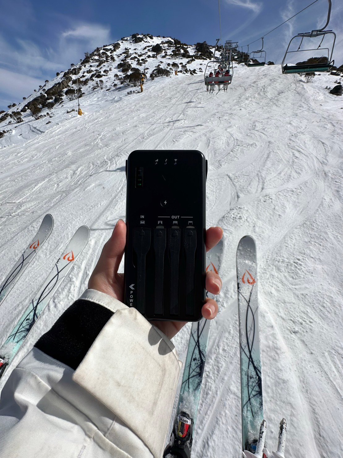 スキー場にてWiFiBOXを使う様子