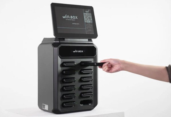 wifiboxの本体を取り出している画像